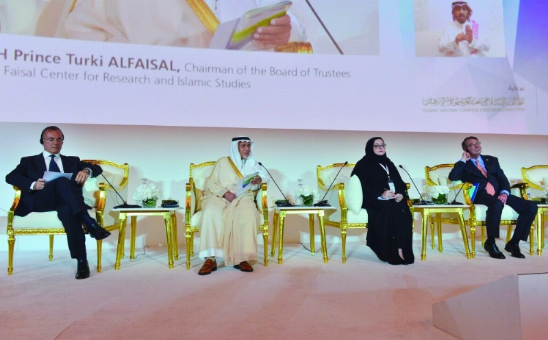 المتحدثون في منتدى الرياض لمكافحة التطرف ومحاربة الإرهاب أمس (واس)