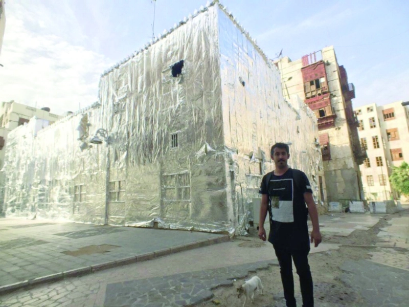 عبدالله العثمان مع عمله الفني