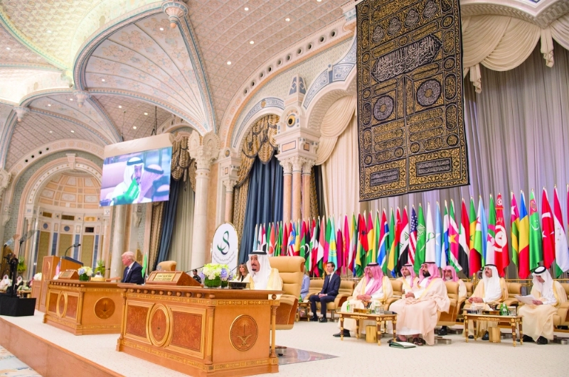 خادم الحرمين والرئيس ترمب يتصدران القمة العربية الإسلامية الأمريكية في الرياض أمس (بندر الجلعود)