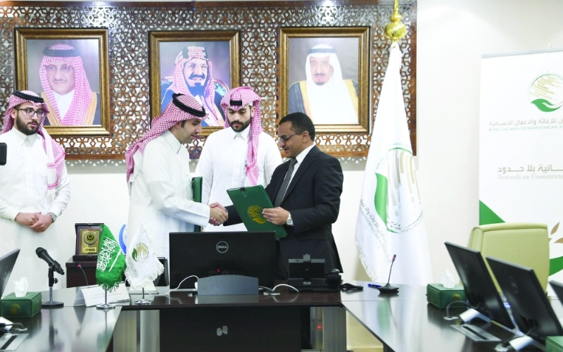 من توقيع مركز الملك سلمان للإغاثة والأعمال الإنسانية مشروع إعادة تأهيل الأطفال اليمنيين المجندين المتأثرين بالحرب (واس)