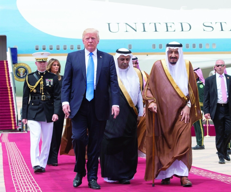 خادم الحرمين لدى استقباله ترمب في الرياض (واس)