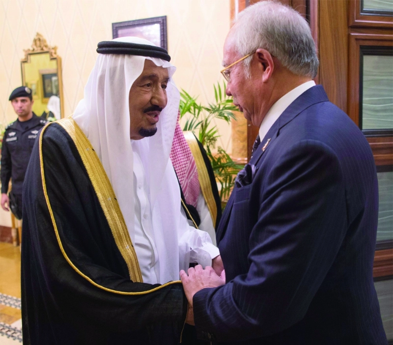 .. ويصافح رئيس الوزراء الماليزي (واس)