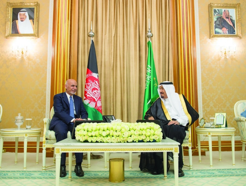 الملك سلمان مستقبلا الرئيس الأفغاني بالرياض