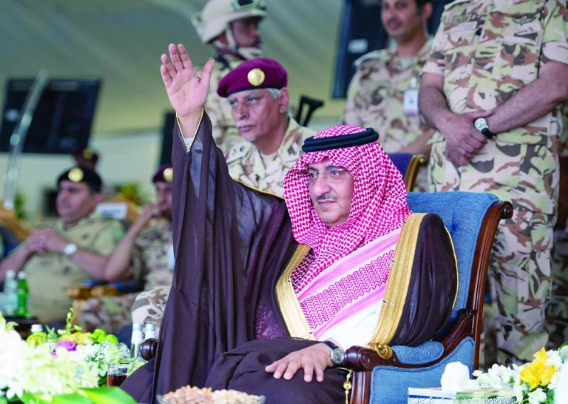 الأمير محمد بن نايف خلال رعايته العرض العسكري لوحدات قوات الأمن الخاصة أمس (واس)