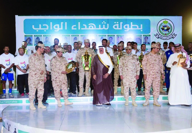 متعب بن عبدالله خلال تتويج الفائزين (مكة)