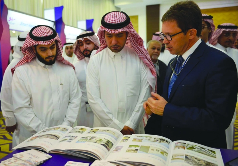 الحقيل يتابع شرح إحدى الشركات المشاركة في المعرض (مكة)
