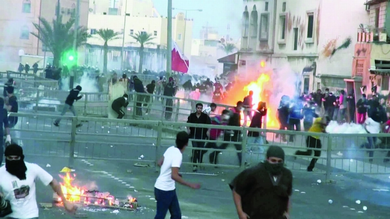 حرائق ورشق الشرطة بالحجارة في شغب بحريني سابق بالمنامة (مكة)