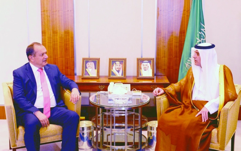 الجبير مستقبلا السفير البريطاني بالرياض أمس (واس)