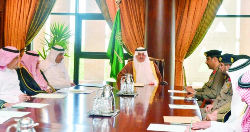 فهد بن سلطان خلال ترؤسه الاجتماع (واس)