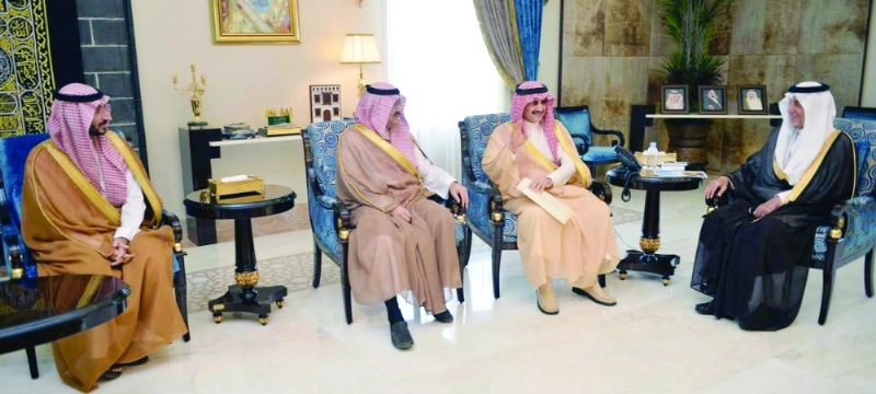 خالد الفيصل لدى استقباله الوليد بن طلال (واس)