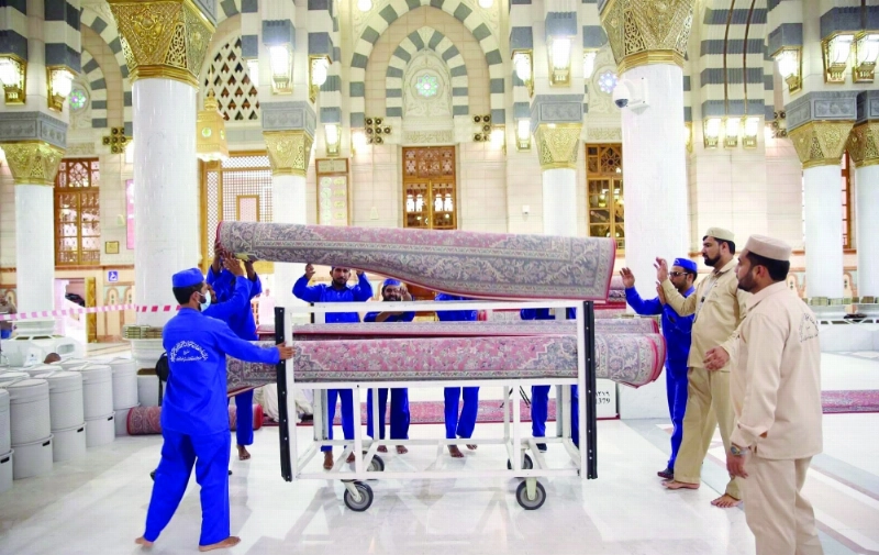 عمال الرئاسة يفرشون السجاد الجديد (واس)