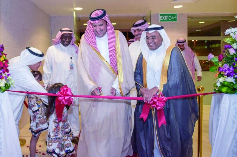فيصل بن سلمان خلال تدشينه العيادات (واس)