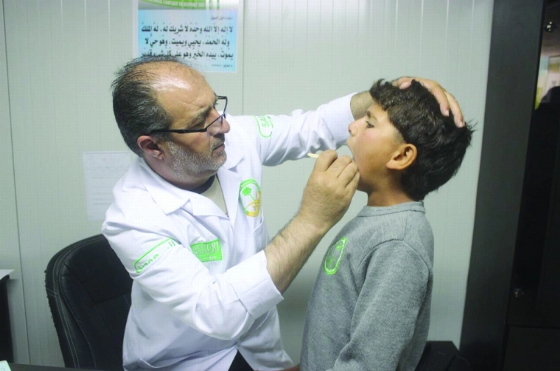 طفل سوري يتلقى العلاج بالعيادات السعودية في الزعتري (واس)