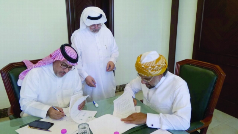 من توقيع الاتفاقية بين اللجنة والجمعية (مكة)