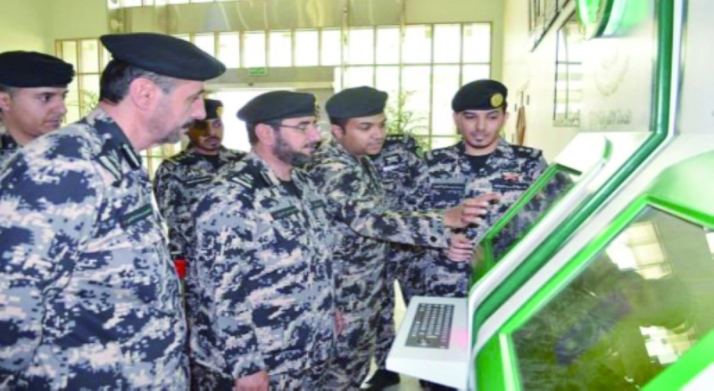 الجباري خلال تدشينه جهاز الخدمة الذاتية (مكة)