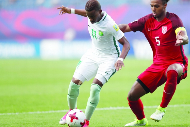 عبدالرحمن اليامي يحاول تجاوز أريك براون (إ ب أ)