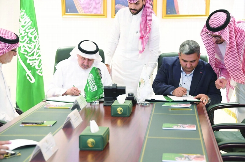 الربيعة يوقع مشروعين لتوفير وجبات إفطار بسوريا وميانمار (واس)
