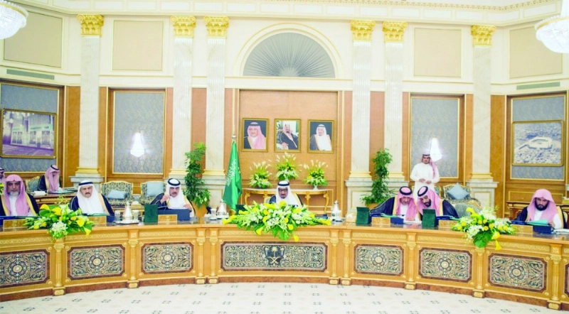 الملك سلمان خلال ترؤسه جلسة مجلس الوزراء في قصر السلام بجدة أمس (واس)