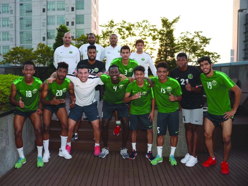 لاعبو المنتخب بعد التدريب أمس (مكة)