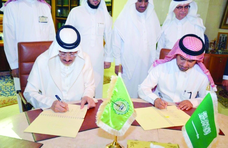 الحقيل وحجار خلال توقيع الاتفاقية (واس)