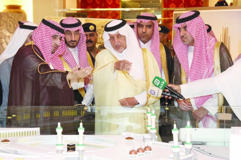 خالد الفيصل وعبدالله بن بندر يستمعان لشرح عن المشروع (مكة)