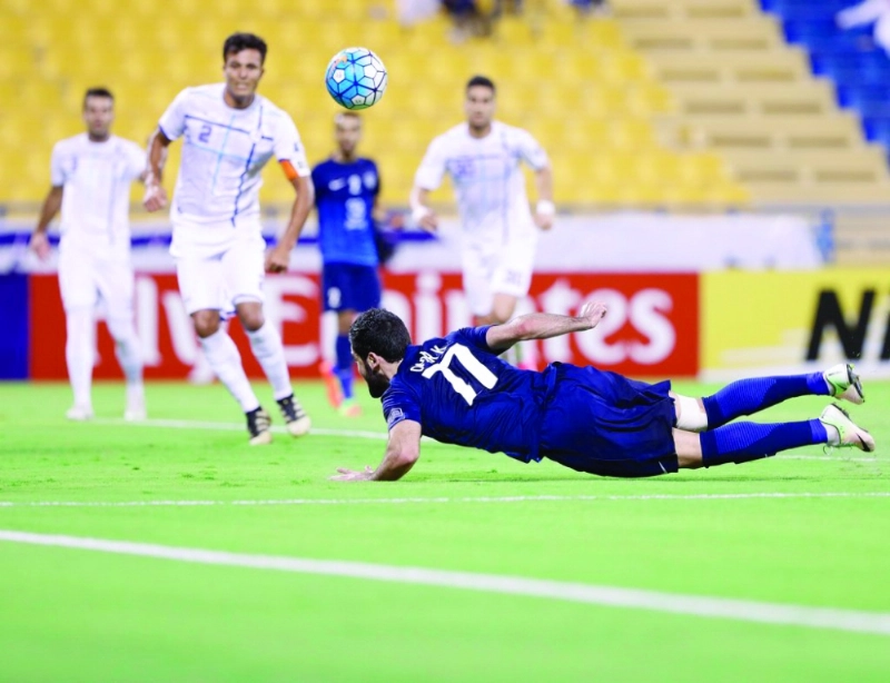 عمر خربين لحظة تسجيله هدفه في استقلال خوزستان أمس (إعلامي الهلال)