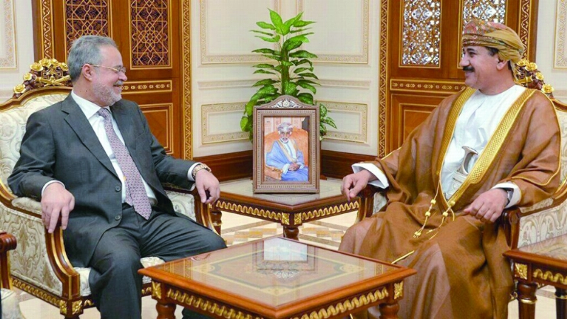 وزير خارجية اليمن مع وزير المكتب السلطاني العماني بمسقط أمس (سبأ نت)