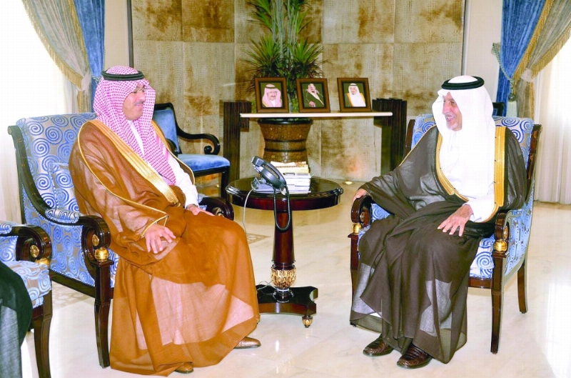 خالد الفيصل مستقبلا عواد العواد (واس)