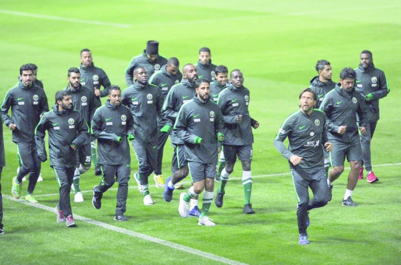 لاعبو المنتخب السعودي خلال تدريبات أمس (مكة)