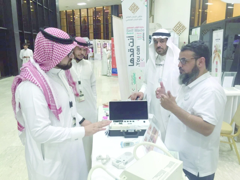 مختص من الجمعية يشرح للزوار (مكة)