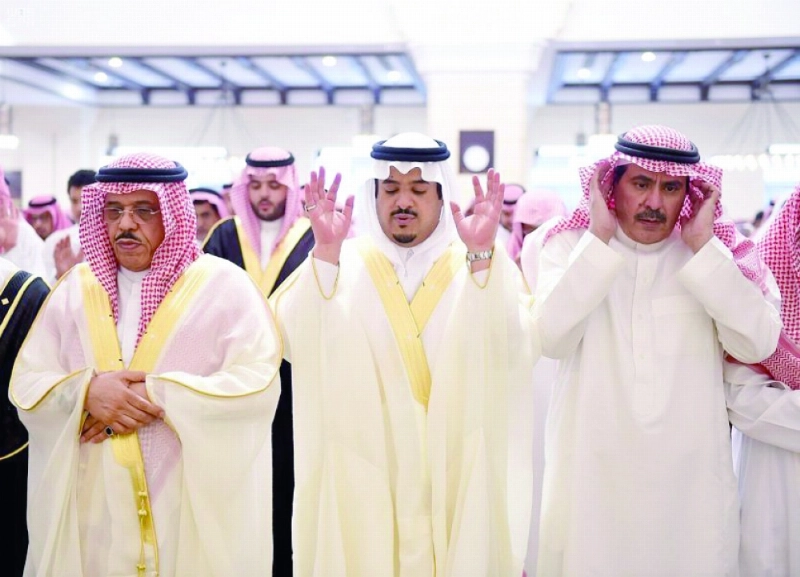 نائب أمير الرياض يصلي على الشهيد السبيعي (واس)
