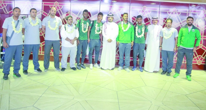حمد الصنيع يتوسط لاعبي منتخب الشباب (مكة)