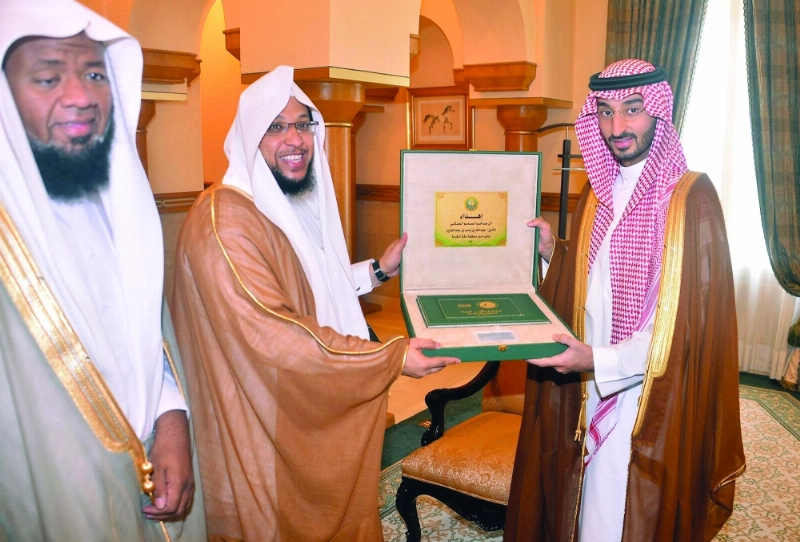 عبدالله بن بندر لدى تسلمه تقرير الهيئة (واس)