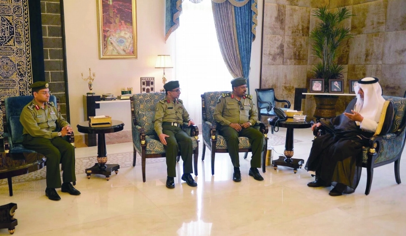 خالد الفيصل يستمع لشرح حول خطة جوازات منطقة مكة (واس)