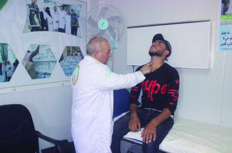 لاجئ سوري يتلقى العلاج في العيادات السعودية بالزعتري (واس)