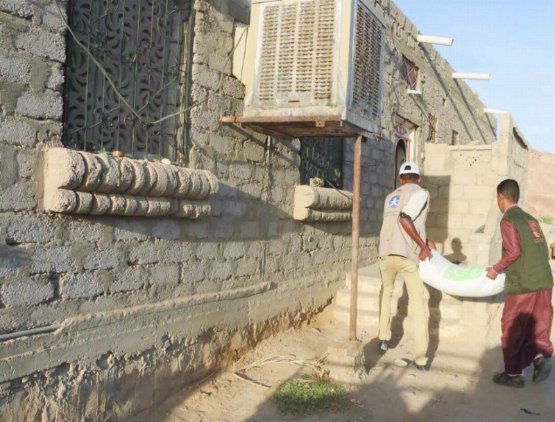توزيع سلال غذائية سعودية بحضرموت (واس)