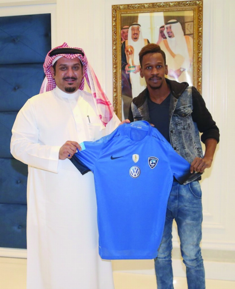 نواف بن سعد ومختار فلاتة عقب التوقيع (إعلامي الهلال)