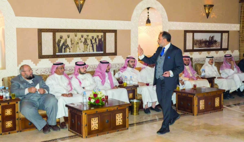 وليد فتيحي أثناء الندوة (مكة)