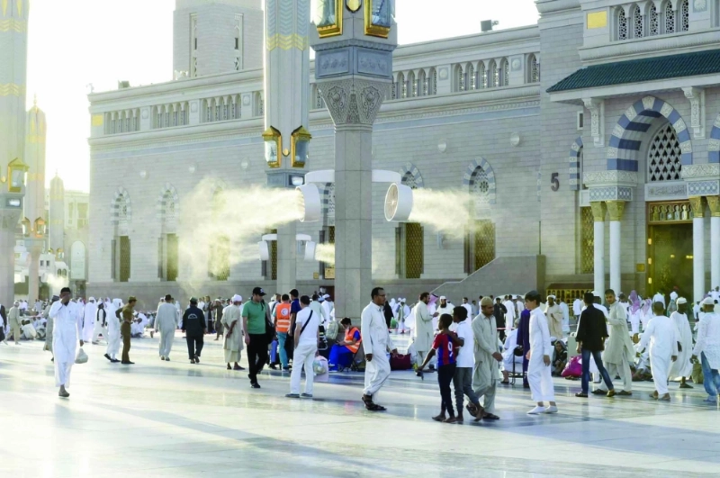 مراوح ترش الرذاذ على زوار المسجد النبوي (واس)