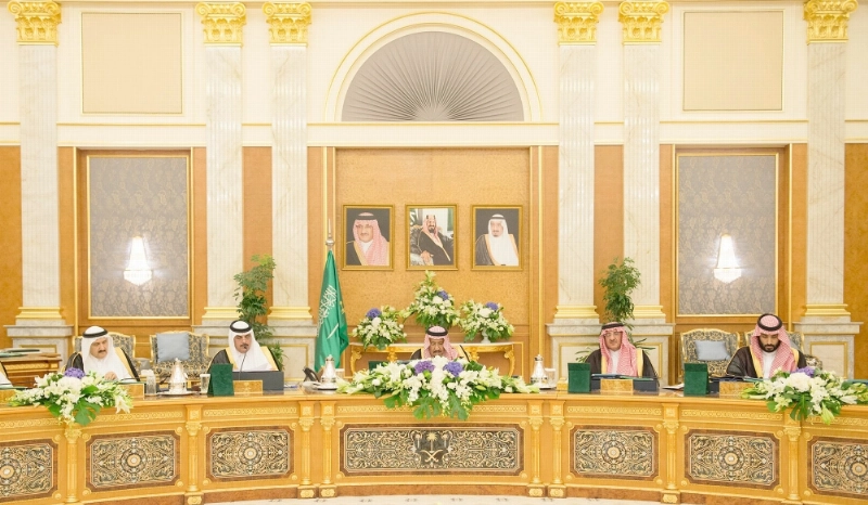 خادم الحرمين الشريفين خلال ترؤسه جلسة مجلس الوزراء في قصر السلام بجدة (واس)