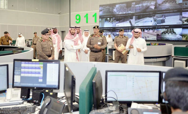 عبدالله بن بندر خلال زيارته لمركز العمليات الأمنية الموحد 911 بمكة (واس)