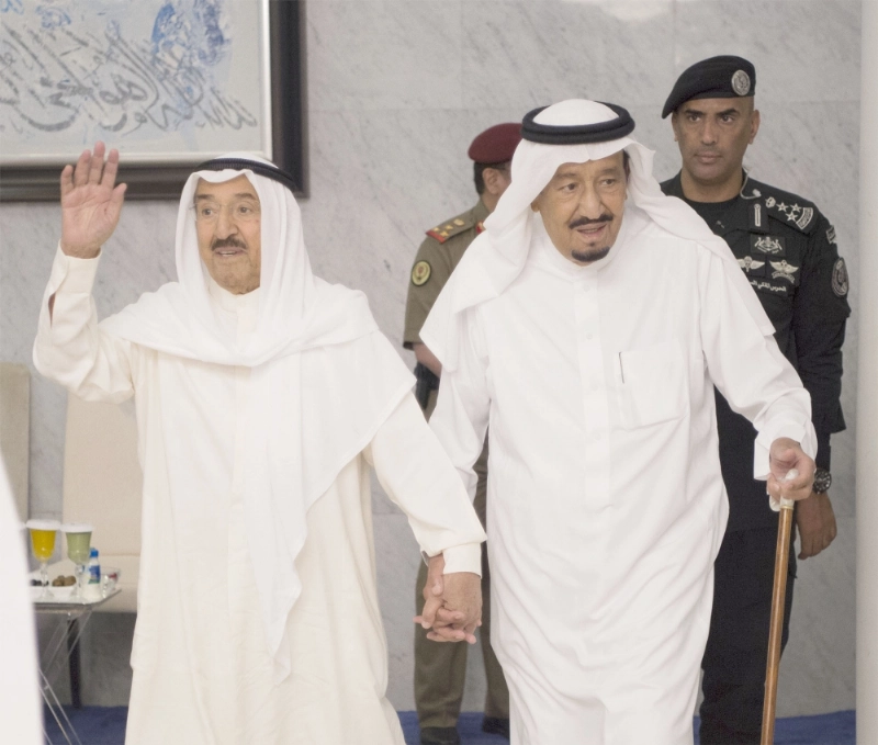الملك سلمان خلال استقباله الشيخ صباح الصباح (بندر الجلعود)