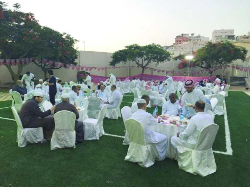 نزلاء المستشفى خلال الإفطار الجماعي (واس)