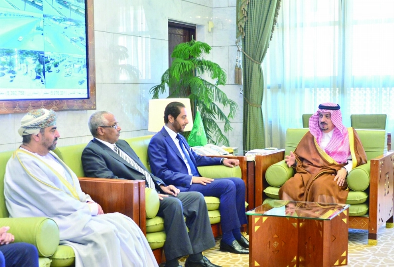 فيصل بن بندر لدى استقباله عميد ورؤساء المجموعات الدبلوماسية (واس)