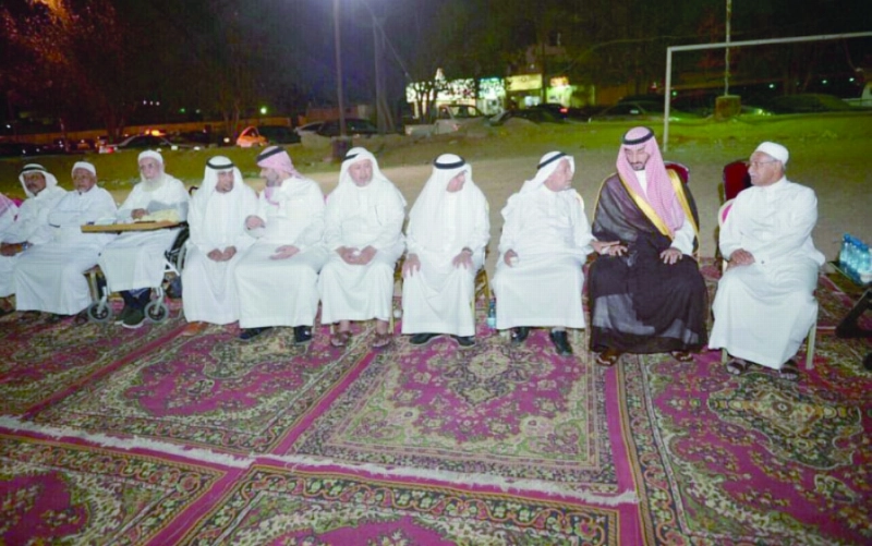 عبدالله بن بندر خلال تعزيته أسرة باعشن (واس)