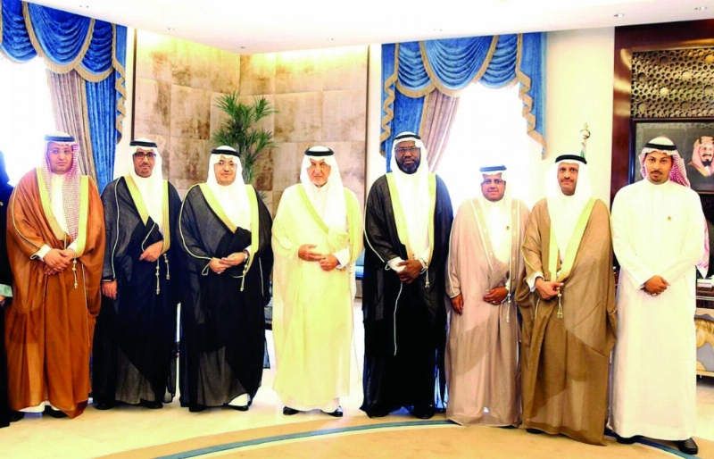 خالد الفيصل خلال استقباله محمد القحطاني (واس)