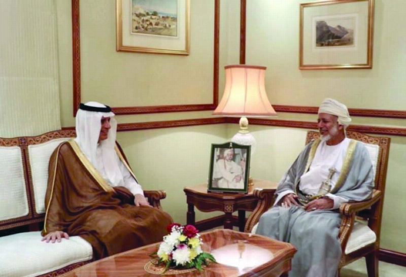 عادل الجبير خلال لقائه يوسف بن علوي في مسقط أمس (واس)