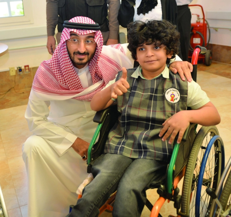 عبدالله بن بندر مع أحد الأطفال (مكة)