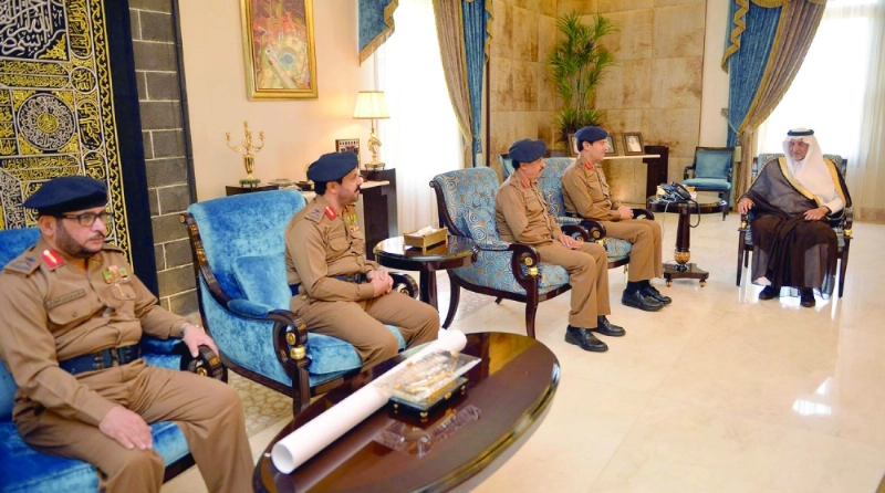 خالد الفيصل لدى استقباله سليمان العمرو وقيادات الدفاع المدني (واس)