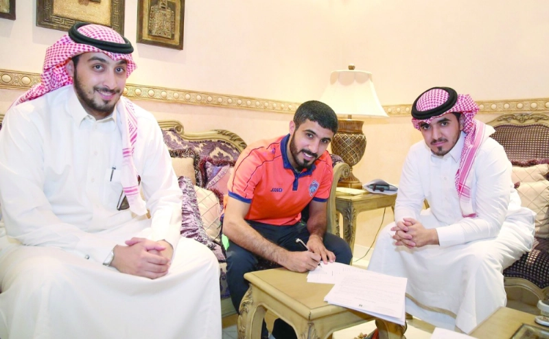 الرويلي موقعا عقد انضمامه للفيحاء أمس (إعلامي الفيحاء)